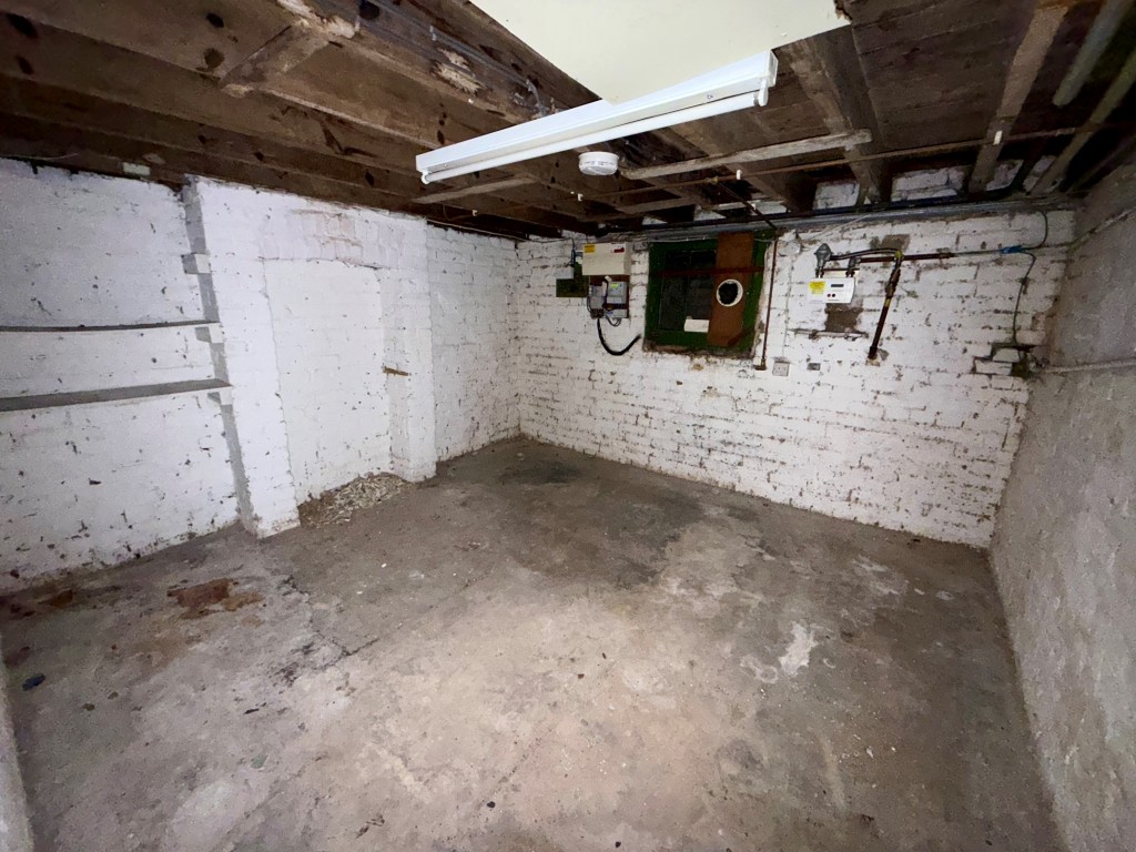 Lot: 148 - MID-TERRACE HOUSE FOR REFURBISHMENT - Basement